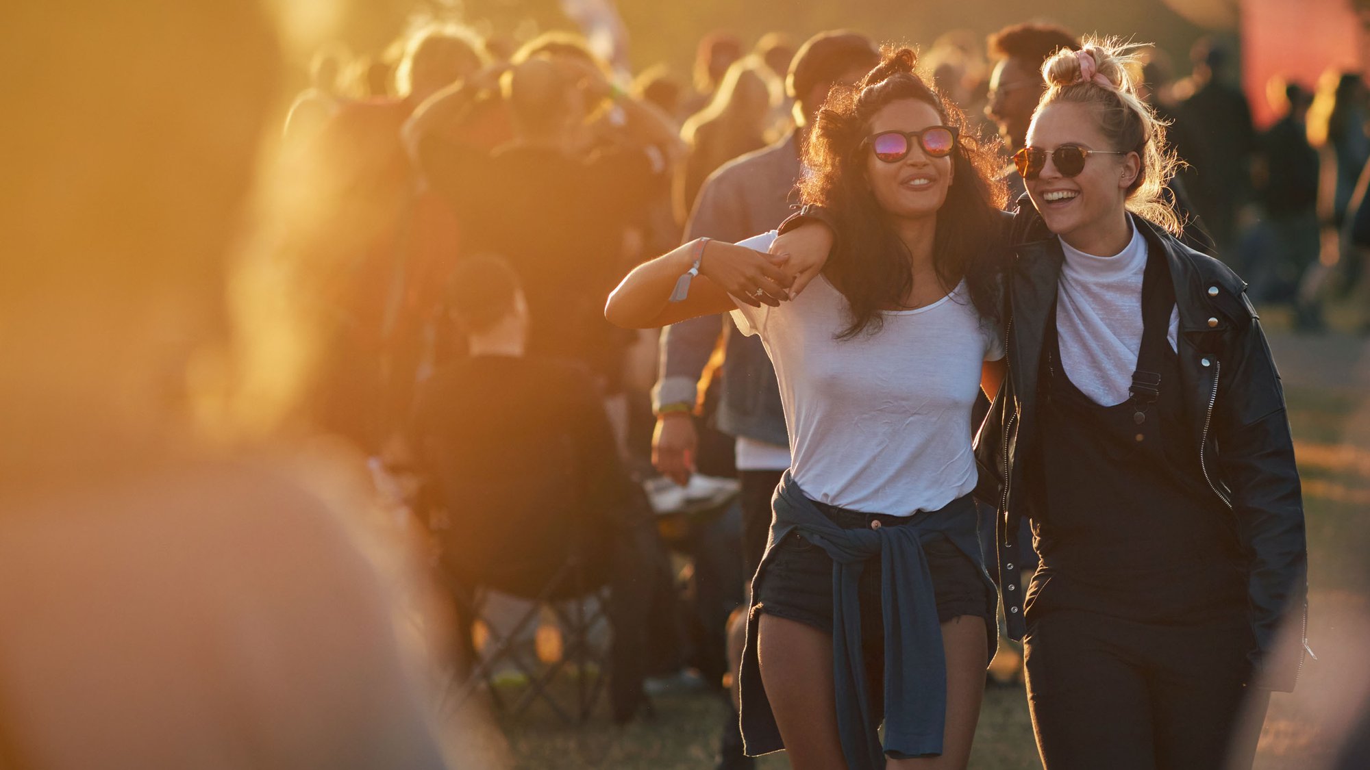 women-friends-festival-hero-16-9-2560x1440px