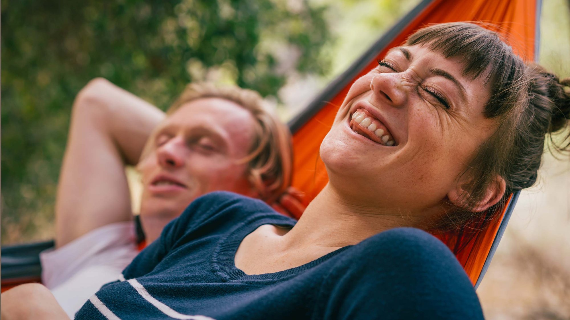 woman-man-hammock-outside-sun-hero-16-9-2560x1440px