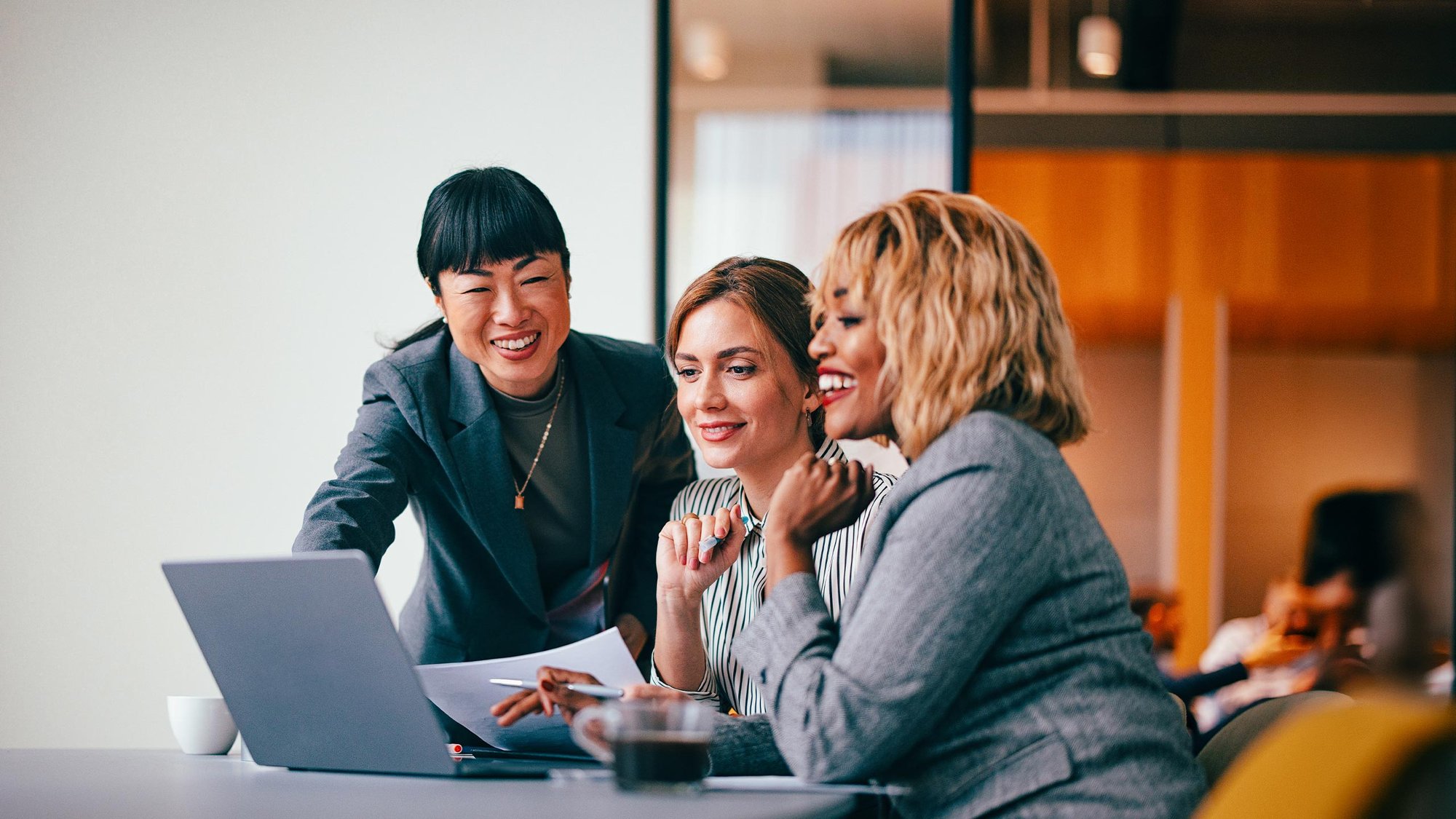 meeting-women-office-large-16-9-2560x1440px