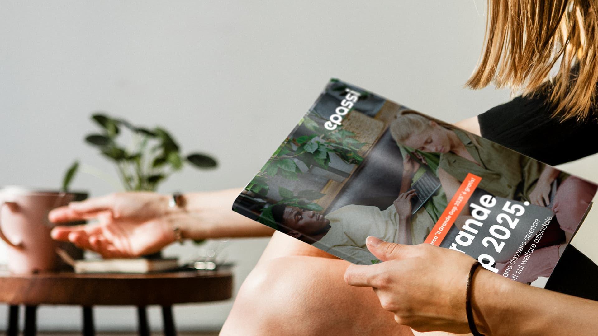 pre order donna con rivista GEBS-Mockup-Hero.png