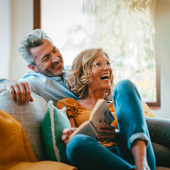 woman-man-reading-laughing-sofa-1-1-544x544px